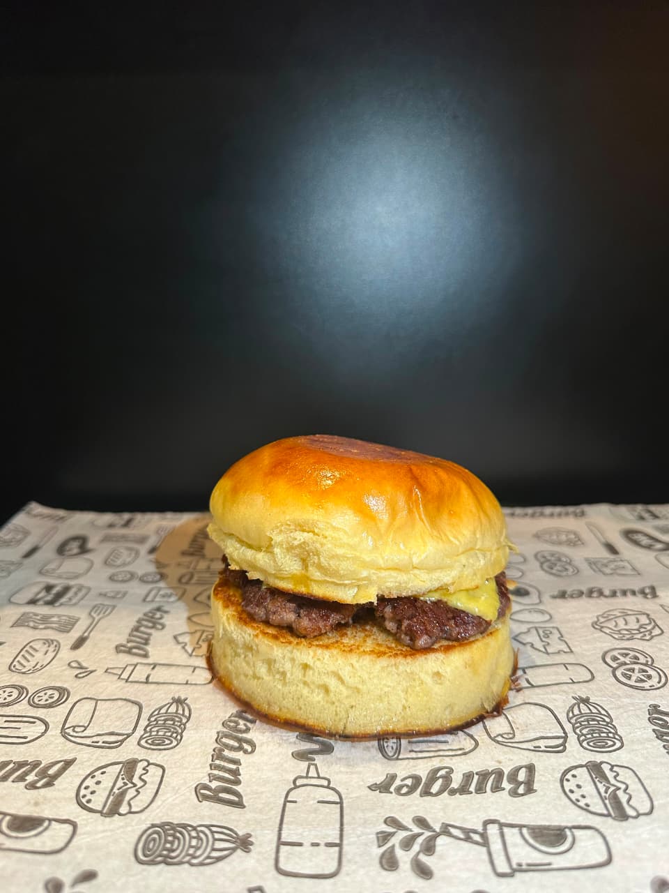 BR's Burger com pão brioche e queijo prato derretido