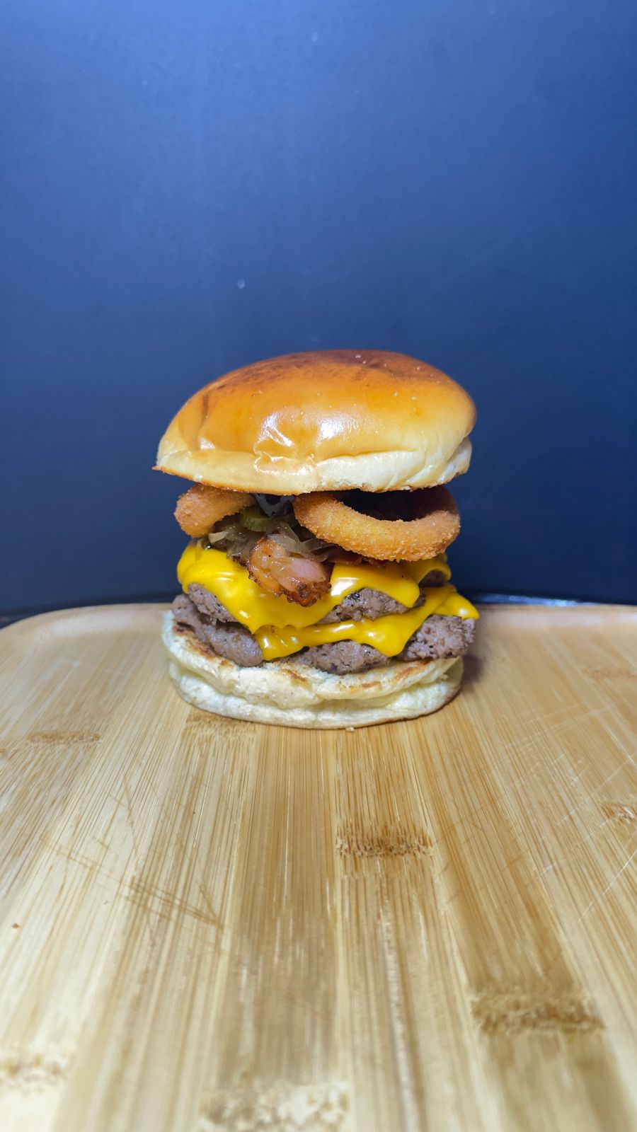 BR's Casa 02 com dois hambúrgueres, cheddar, bacon e onion rings